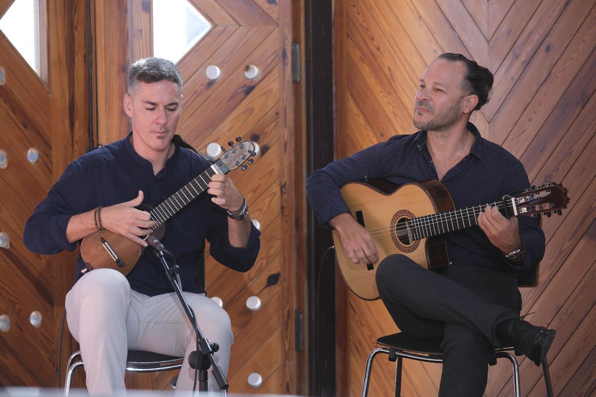 Germán López y Yuniel Rascón abrieron el acto de presentación de Womex Gran Canaria con 'Isa del Parralito'.
