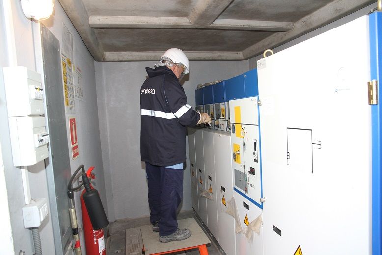 Técnico de Endesa en plena labor.