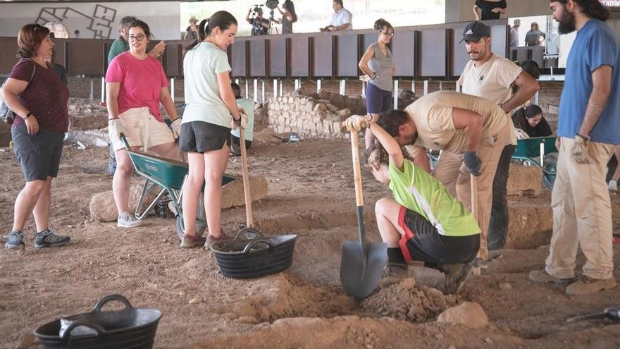 Los jóvenes voluntarios trabajando en la Casa del Anfiteatro.