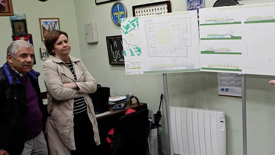 Alejandro Romero y Carmen Moriyón, ante los planos de la escuela infantil de Contrueces.