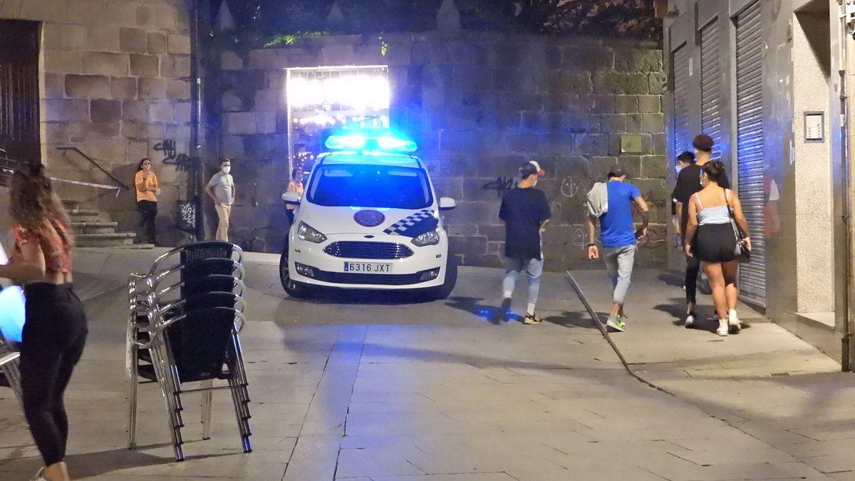 La Policía Local vigilando la zona de botellón y ocio nocturno de Ourense. // F. CASANOVA