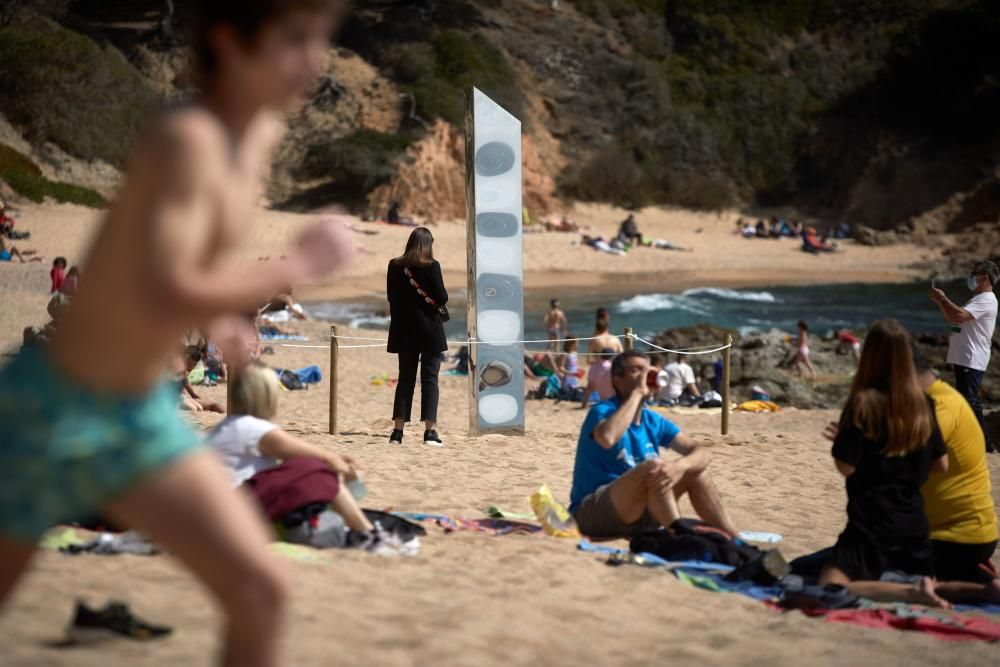 Apareix un misteriós monòlit a la platja de sa Conca