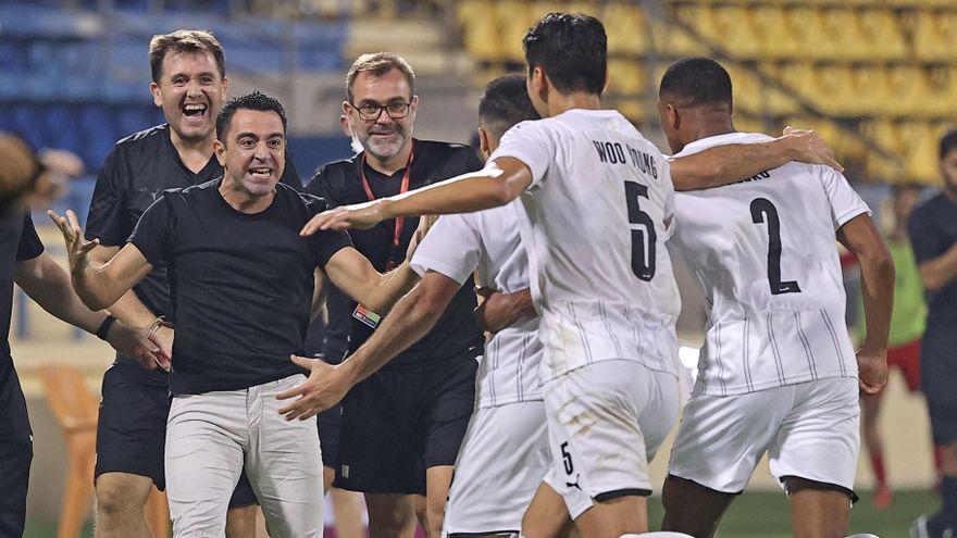 Xavi, con Òscar Hernández y Sergio Alegre, sus colaboradores, celebran un gol del Al Sadd.
