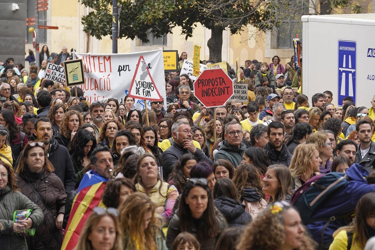 Les imatges de la protesta dels docents davant de la Generalitat a Girona
