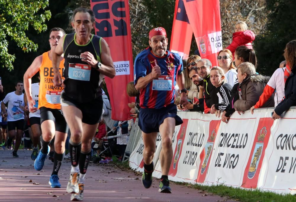 Más de 3.500 personas participan esta mañana la Carrera Vigo Contra el Cáncer.