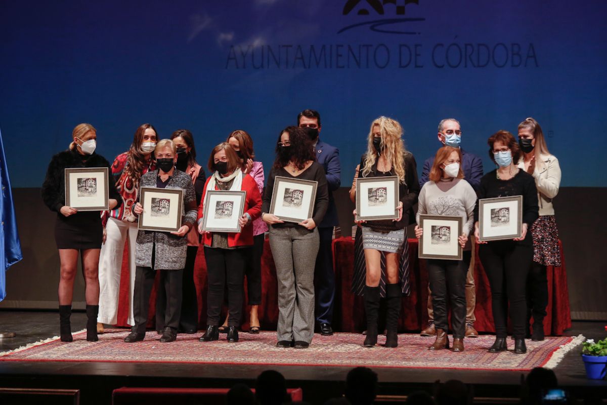 Homenaje a los cuidadores de los patios con motivo del centenario