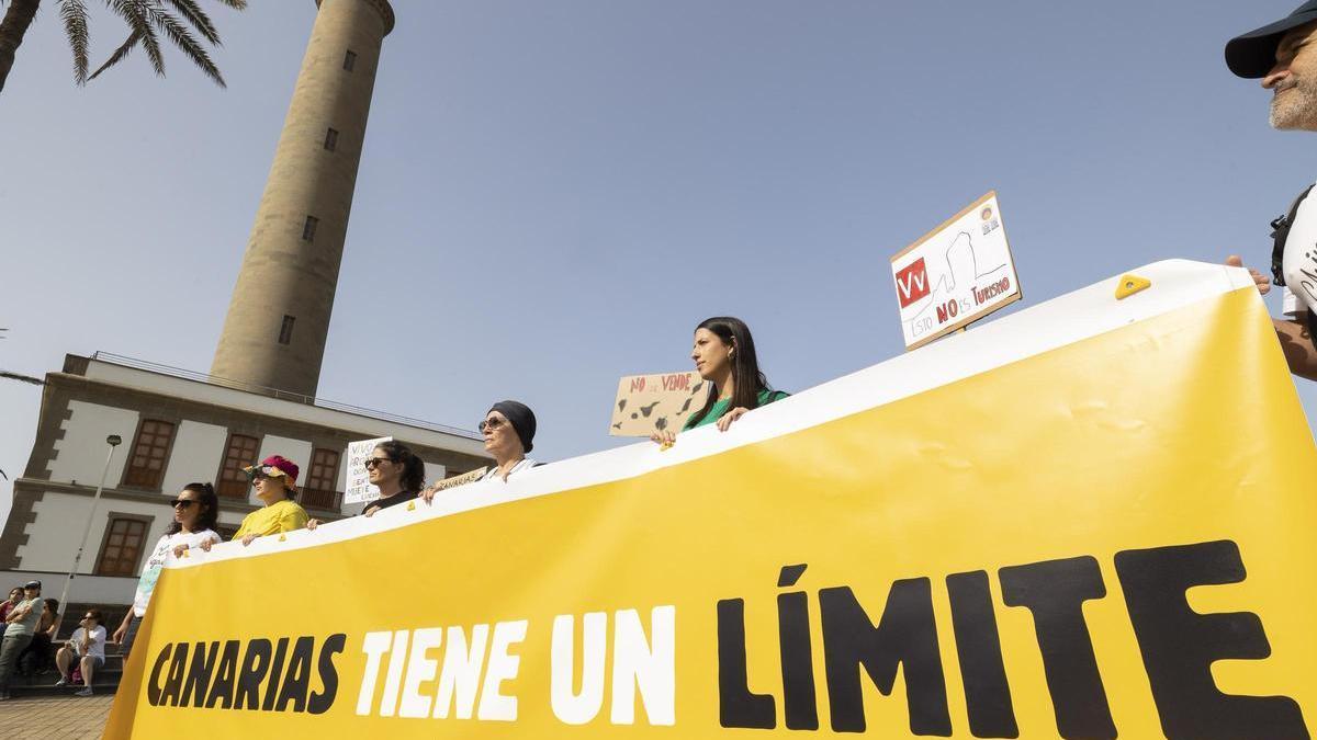 Los promotores de la manifestación del 20A bajo el lema 'Canarias tiene un límite' en el Faro de Maspalomas