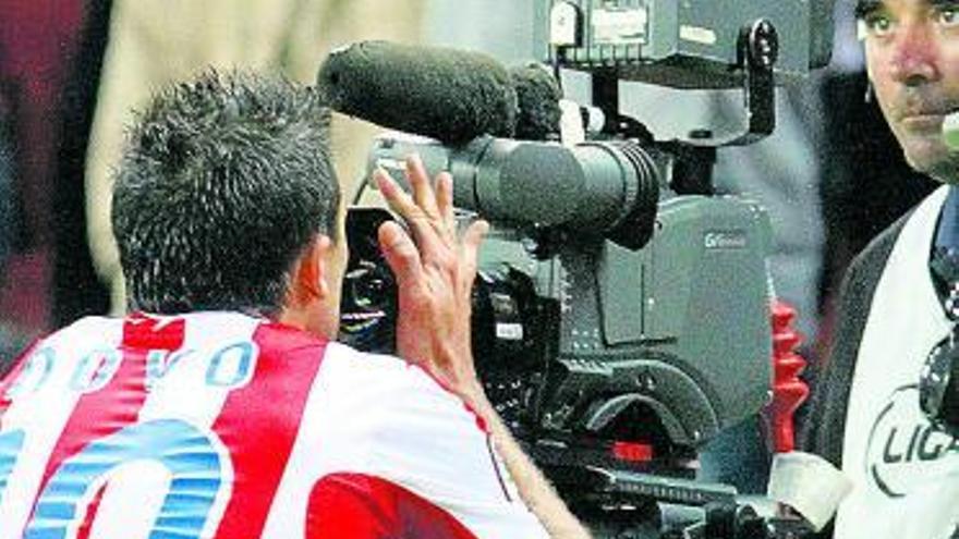 El sportinguista Nacho Novo celebra un gol ante una cámara de televisión. | lne