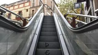 Un hombre de 79 años se rompe la clavícula tras caerse en las escaleras de la calle Alzapiernas de Cáceres: "De golpe empezaron a ir hacia atrás"
