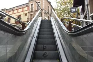 FOTOGALERÍA | Un hombre de 79 años se rompe la clavícula y el codo tras un fallo mecánico en las escaleras