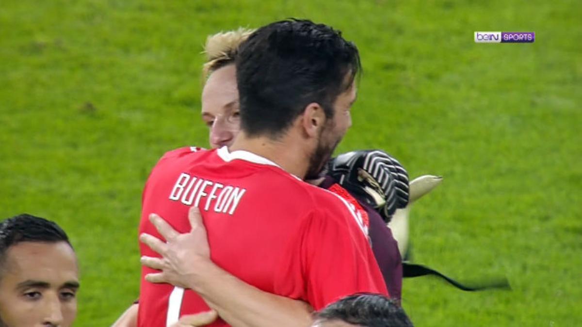 LACHAMPIONS | Juventus - FC Barcelona (0-0): El abrazo entre Buffon y Rakitic al acabar el partido