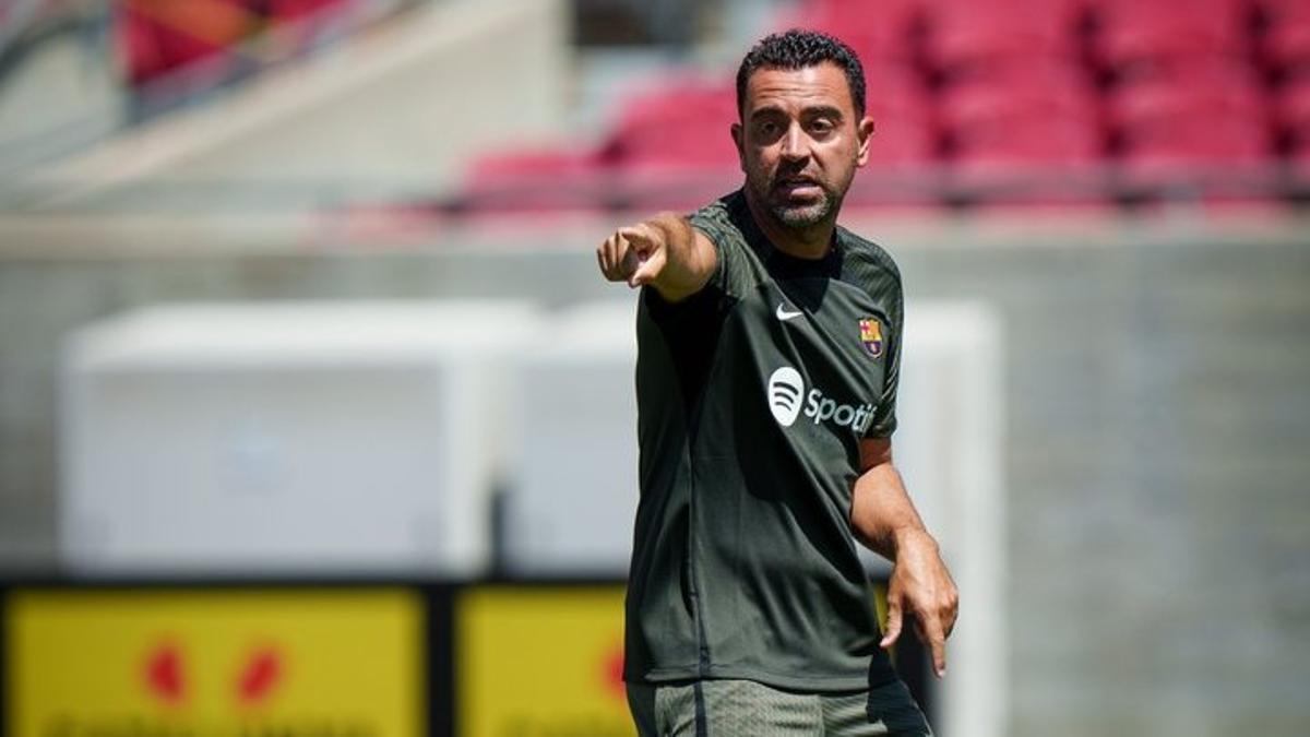 Xavi dirige al Barça durante su primer entrenamiento en el Memorial Coliseum de Los Ángeles.