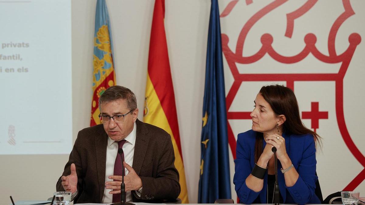 La portavoz del Gobierno valenciano, Ruth Merino, y el conseller de Educación, José Antonio Rovira tras el pleno del Consell