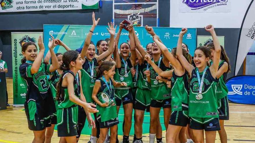 El Cordobasket celebra la conquista del tercer puesto en el campeonato andaluz mini.