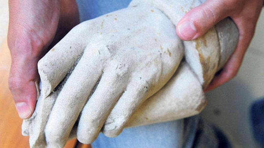 Un arrepentido entrega a FARO la mano  original de la estatua de Colón robada hace 30  años