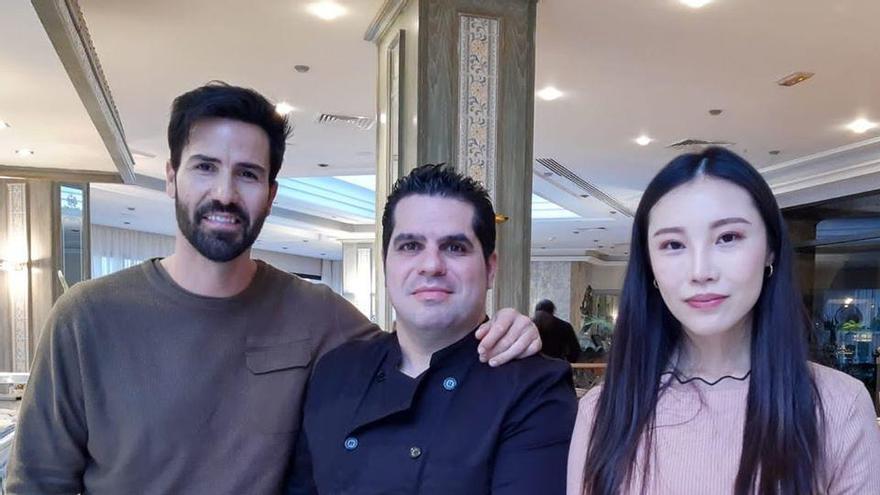 El actor valenciano Javier Mallol, el &#039;forner&#039; Rafel Solivelles y la actriz Ziyi Yang