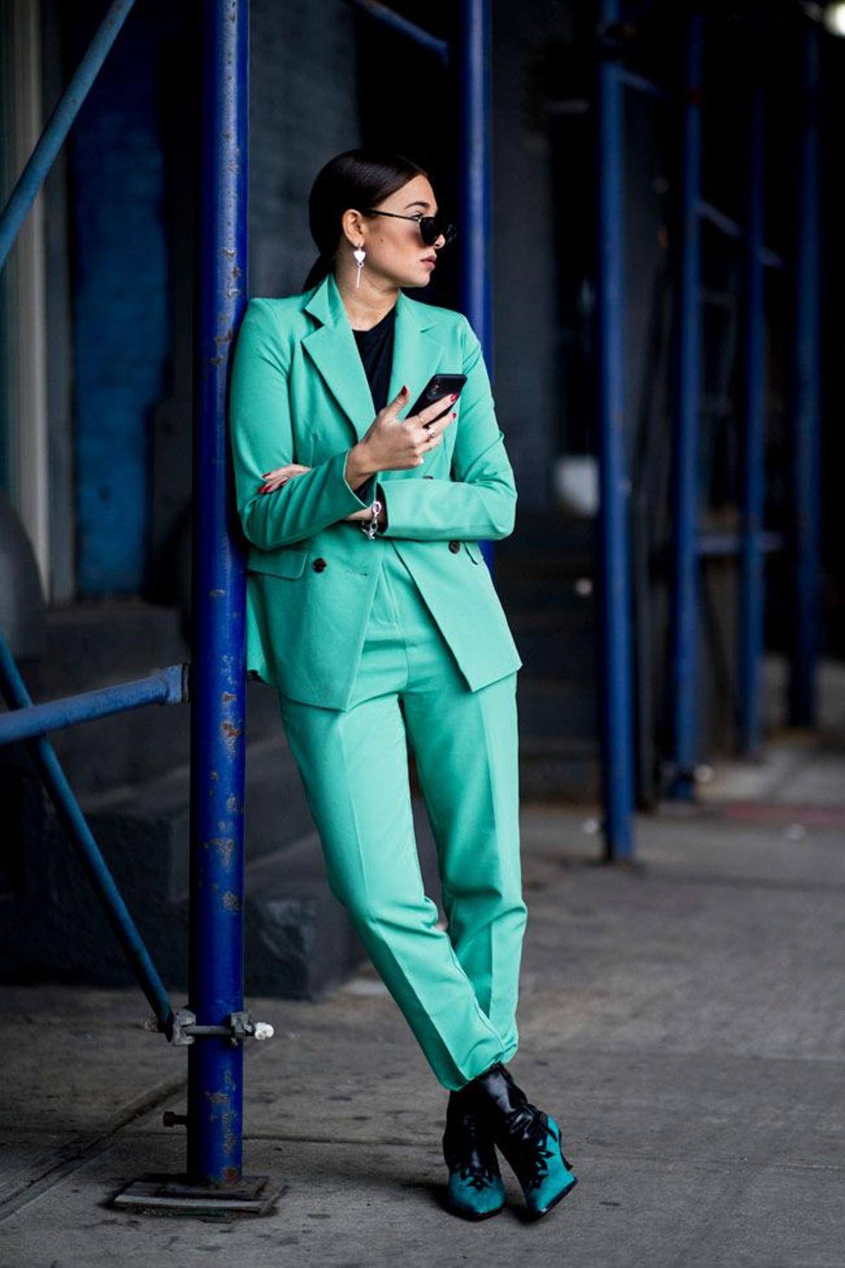 Traje pantalón de color verde agua