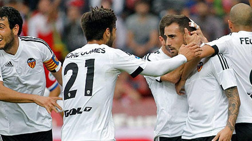 Los jugadores del Valencia celebran el gol de Alcacer.