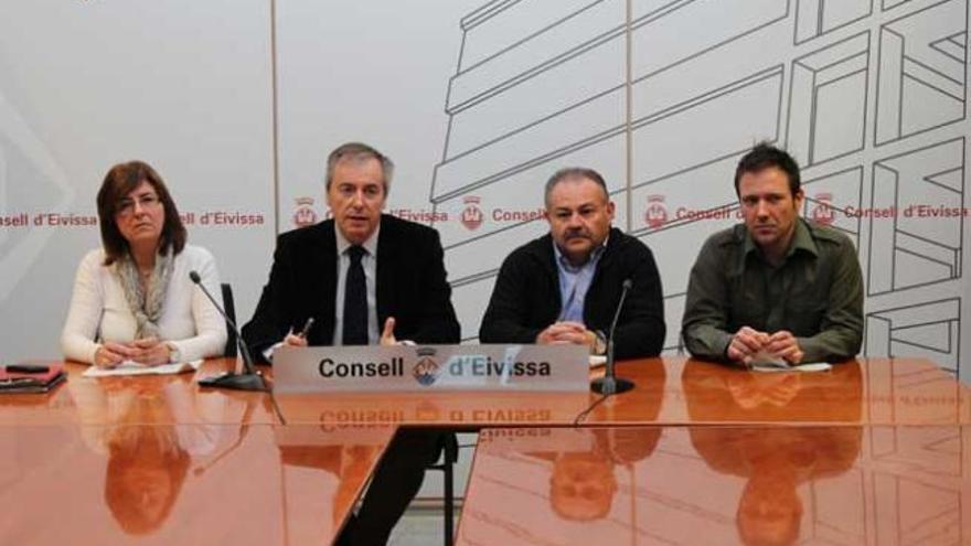 Pepa Costa, consellera de Medio Ambiente; Vicent Serra, presidente del Comnsell; Antoni Marí Marí, conseller de Agricultura ; y Juanjo Cardona, conseller del grupo PSOE-Pacte.