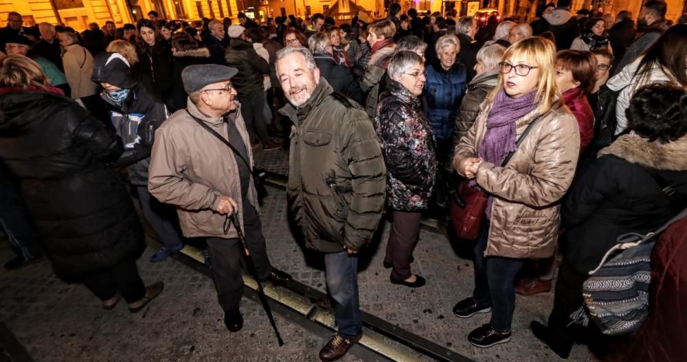 Más de 300 personas en la plaza de España de Alcoy
