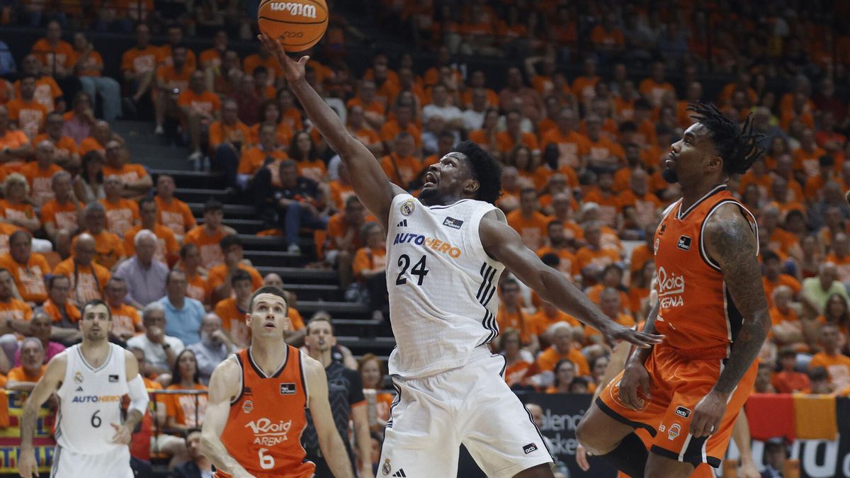 Andrés Feliz entra a canasta ante el base del Valencia Chris Jones en el tercer partido de la final de la Liga ACB