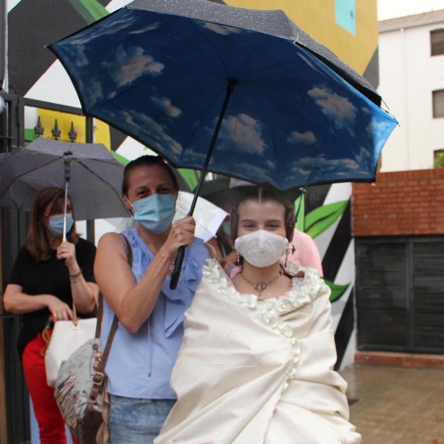 La lluvia irrumpe en la presentación de las candidatas a Falleras Mayores de València 2022