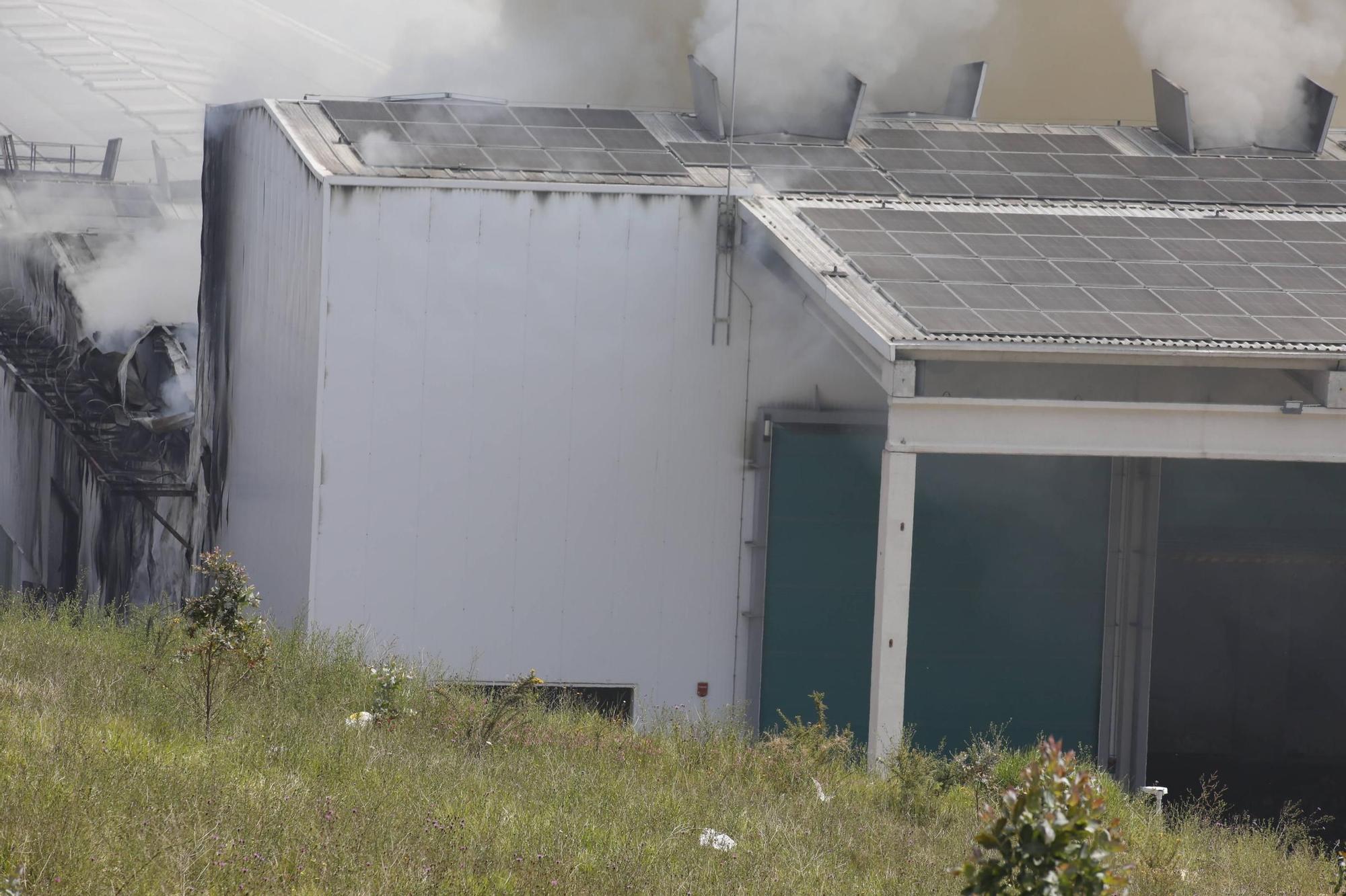 Así fue el espectacular incendio en una planta de Cogersa en Gijón (en imágenes)