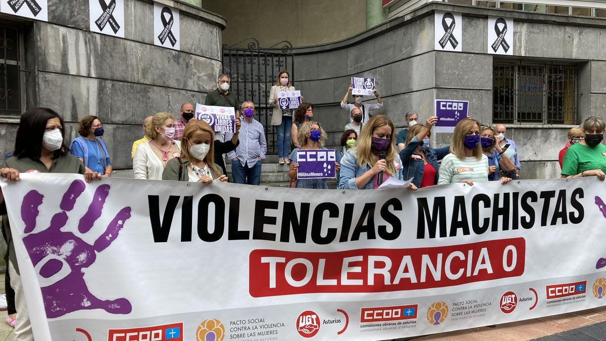 La concentración celebrada esta mañana frente a la sede de UGT de Oviedo