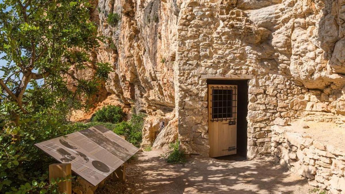 La entrada a la cueva y al actual museo