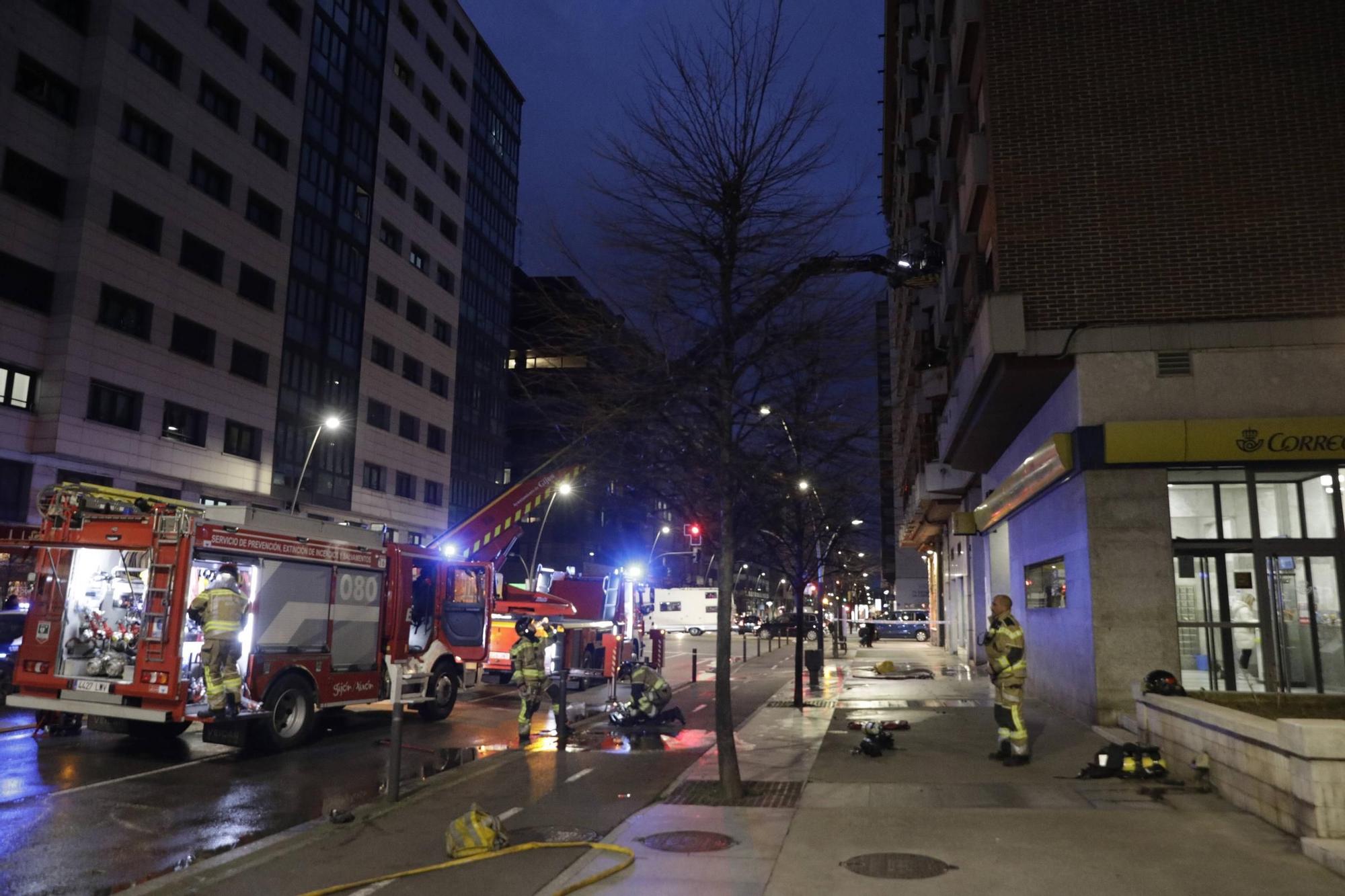 Así fue el espectacular incendio en un piso de Gijón (en imágenes)