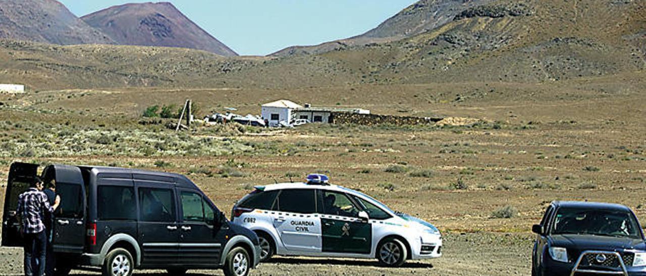 La Guardia Civil, este jueves en el registro del barrio de Tequital.