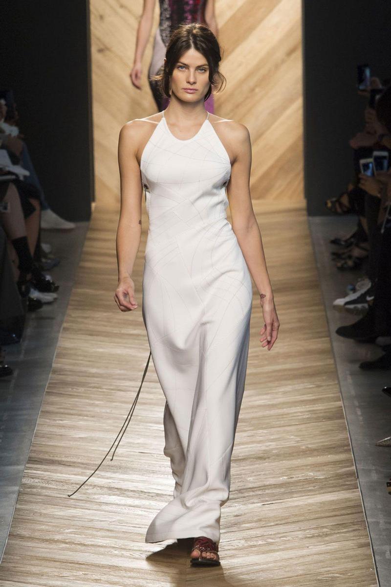 MFW: Bottega Veneta Primavera/Verano 2016, vestido largo blanco