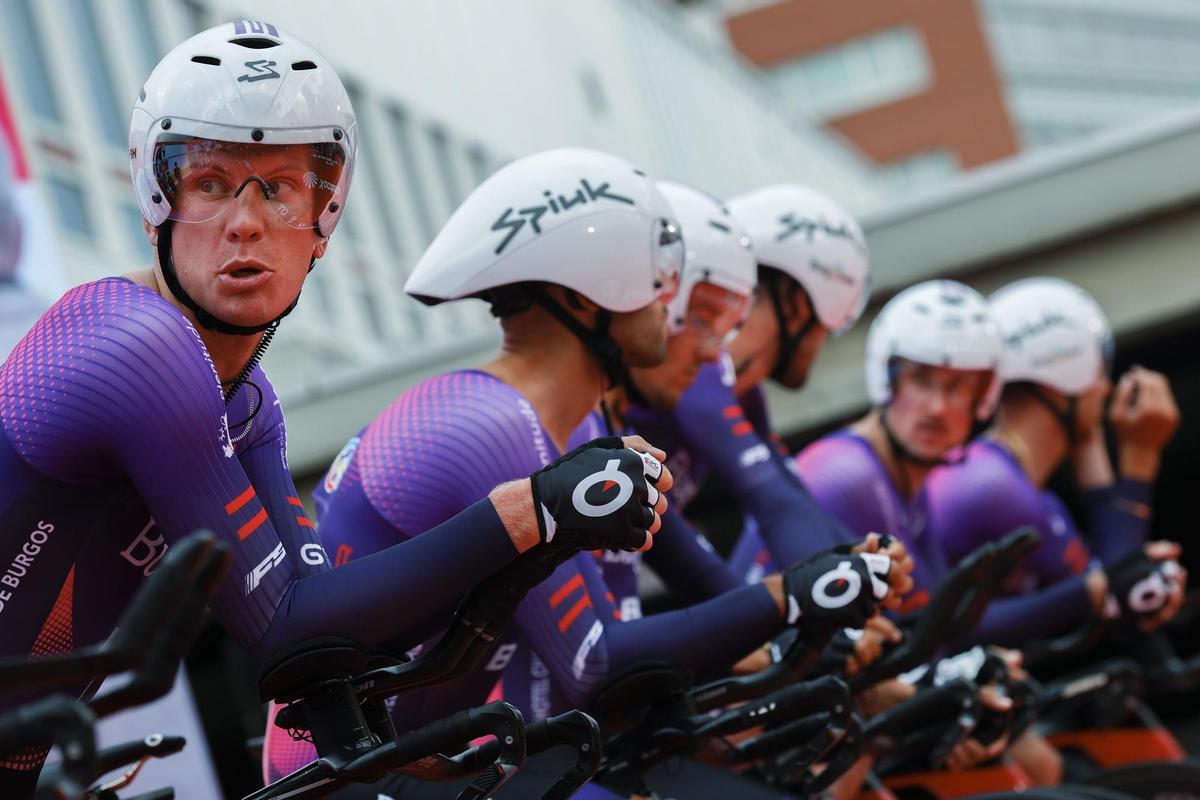 UTRECHT (PAÍSES BAJOS), 19/08/2022.- El equipo Burgos-BH, en la ciudad de Utrecht (Países Bajos), en la que dará comienzo la Vuelta a España de ciclismo 2022. EFE/ Javier Lizón