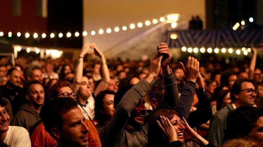 El festival Flors i Violes omple Palafrugell de color, música i gent