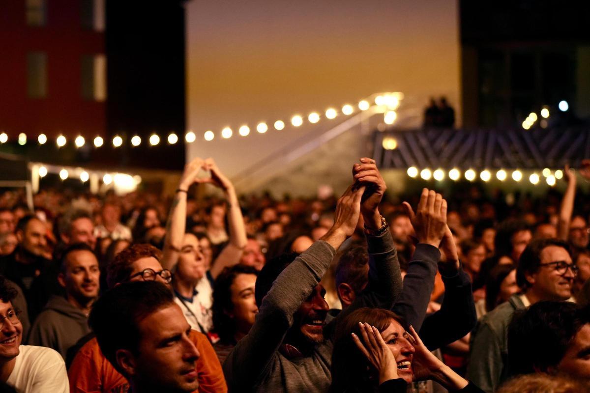 Milers de persones cantant i ballant a Can Mario, un dels tres espais de concerts del festival empordanès