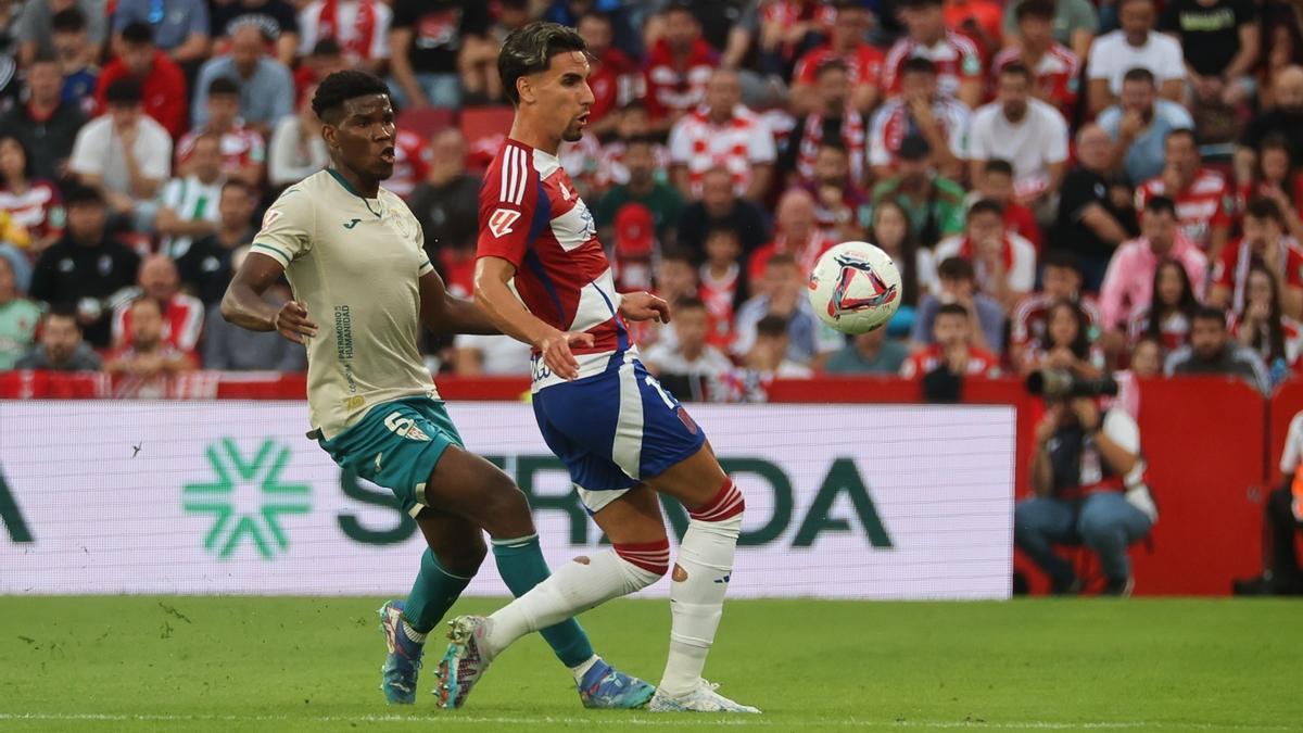 Marvel corta un avance de Corbeanu durante la visita del Córdoba CF al Granada, esta temporada.