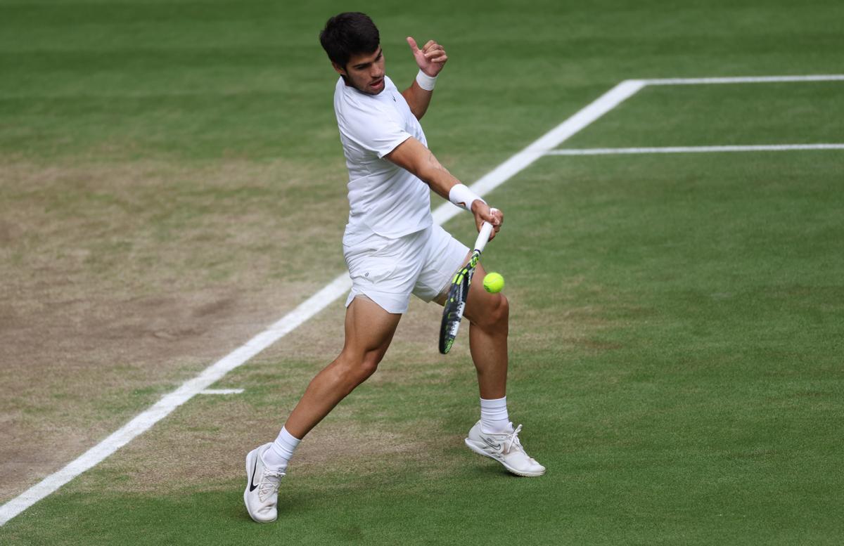 Wimbledon (United Kingdom), 16/07/2023.- Carlos Alcaraz of Spain in action during the Men’s Singles final match against Novak Djokovic of Serbia at the Wimbledon Championships, Wimbledon, Britain, 16 July 2023. (Tenis, España, Reino Unido) EFE/EPA/ISABEL INFANTES EDITORIAL USE ONLY