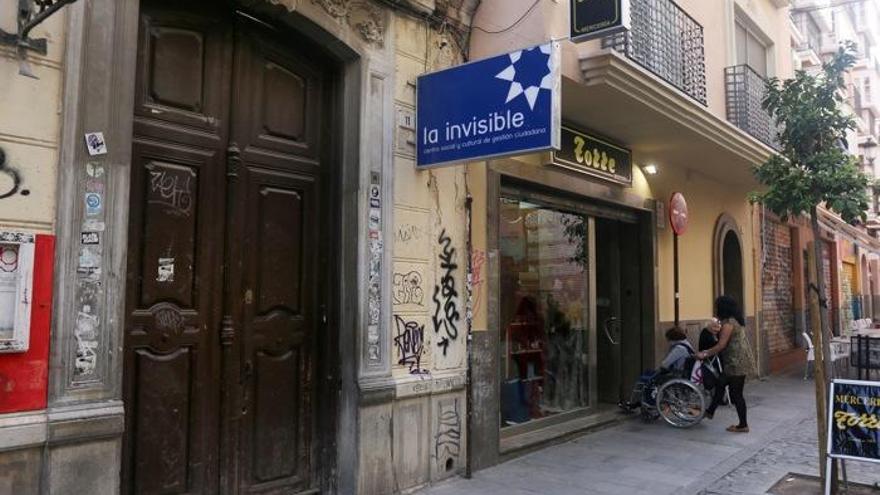 Una imagen del edificio ubicado en la calle Nosquera que alberga en estos momentos a La Invisible.