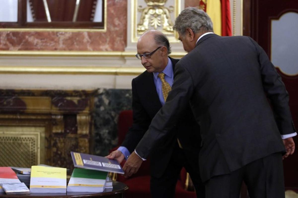 El ministre Montoro, amb el president del Congrés, Jesús Posada, d’esquena, abans de la presentació dels pressupostos. El ministre Montoro, amb el president del Congrés, Jesús Posada, d’esquena, abans de la presentació dels pressupostos.