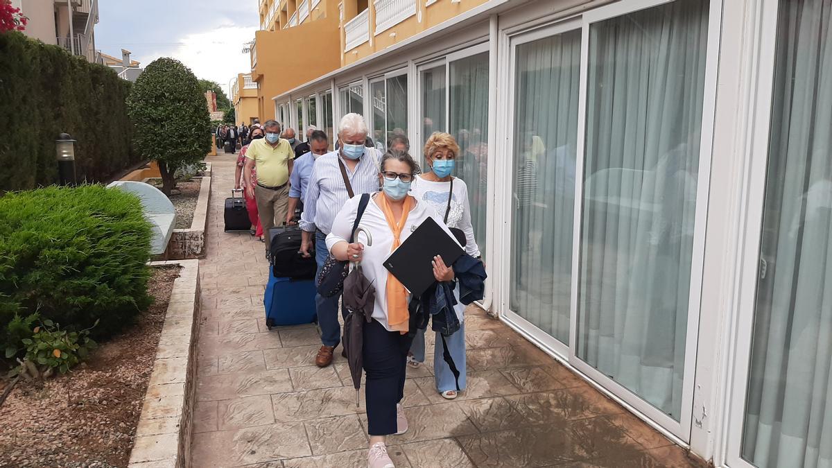 Imagen de archivo de la llegada a un hotel de Peñíscola de los visitantes de Castellón Sénior tras su regreso.