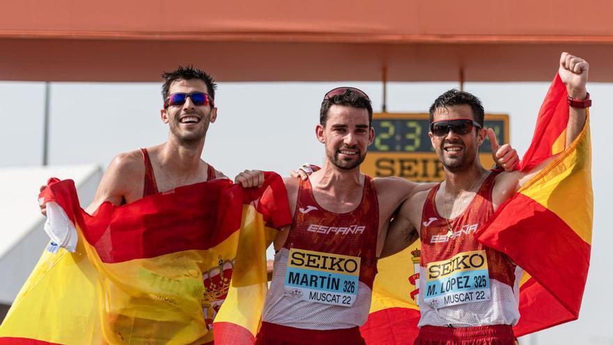 El ibicenco Marc Tur, junto a Álvaro Martín y Miguel A. López en el Mundial por equipos donde alcanzaron el oro. | SERGIO MATEO