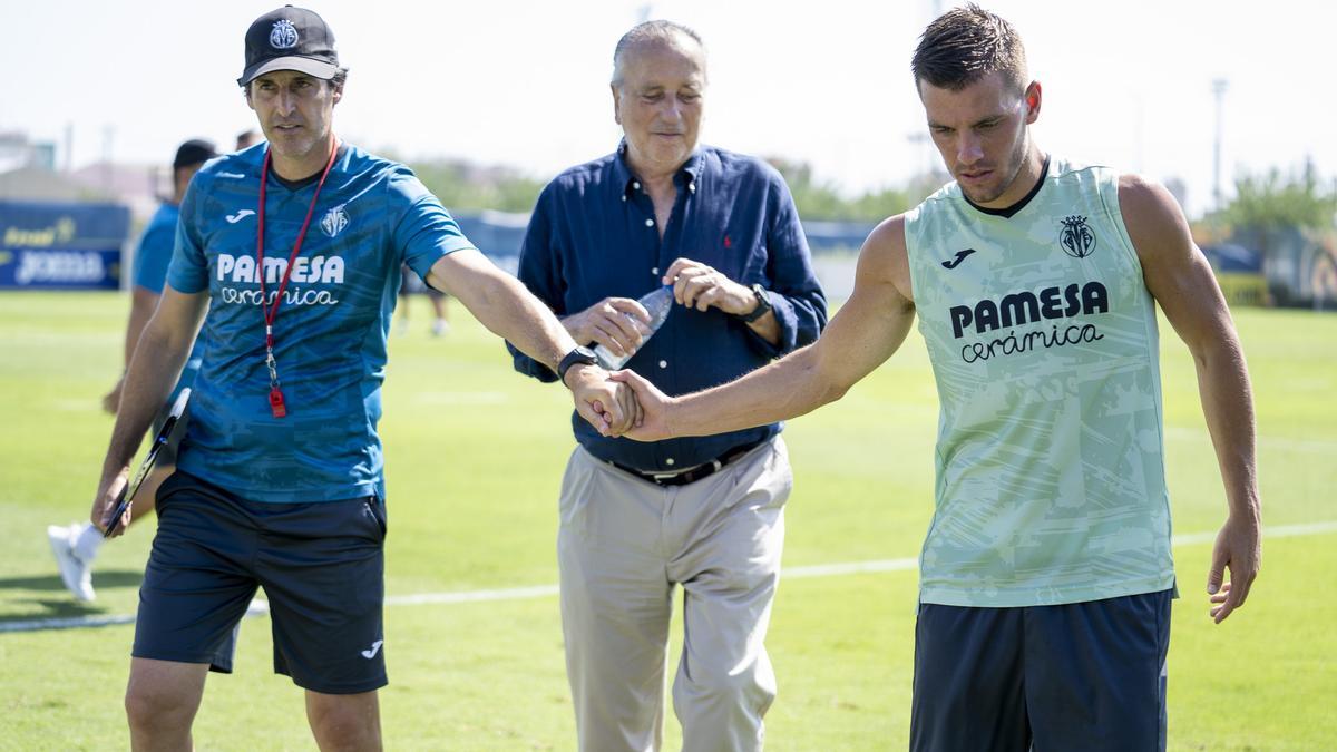 Lo Celso junto a Unai Emery y Fernando Roig durante el entrenamiento.