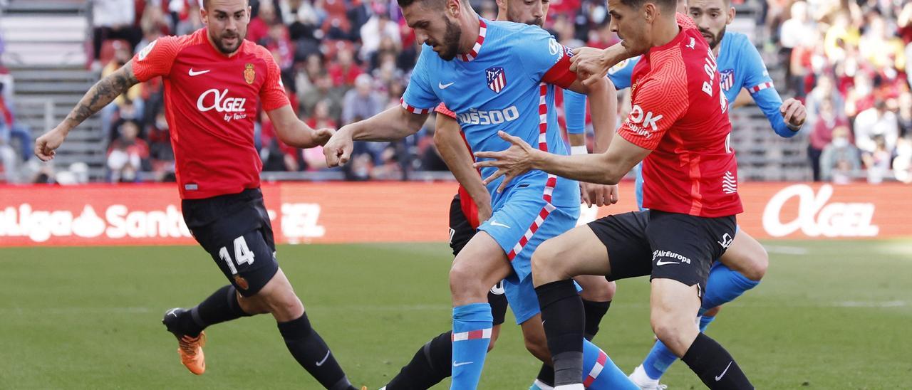 Oliván presiona a Koke.