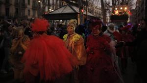 Disfrazados durante el carnaval, en la rambla de Barcelona.