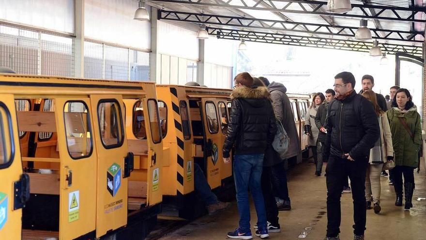 Visitantes del ecomuseo de Samuño, en la estación de El Cadavíu, el pasado mes de diciembre.