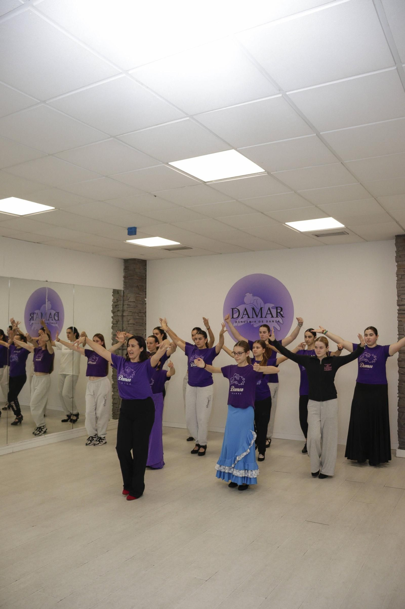 Bailando de La Calzada a Dijon, así será la hazaña de las alumnas gijonesas de la academia Damar (en imágenes)