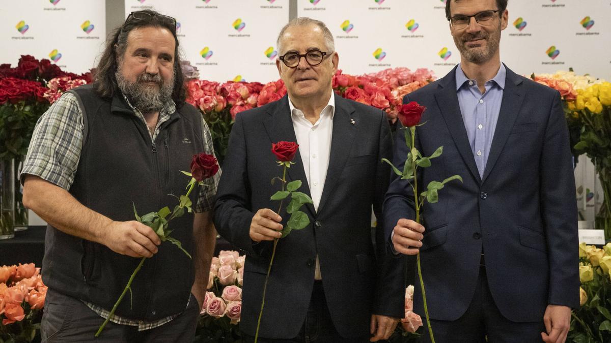 El presidente de Mercabarna, Jordi Valls, y le presidente del Gremio de Mayoristas de Mercabarna-flor, Miquel Batlle, hablan de las previsiones para Sant Jordi