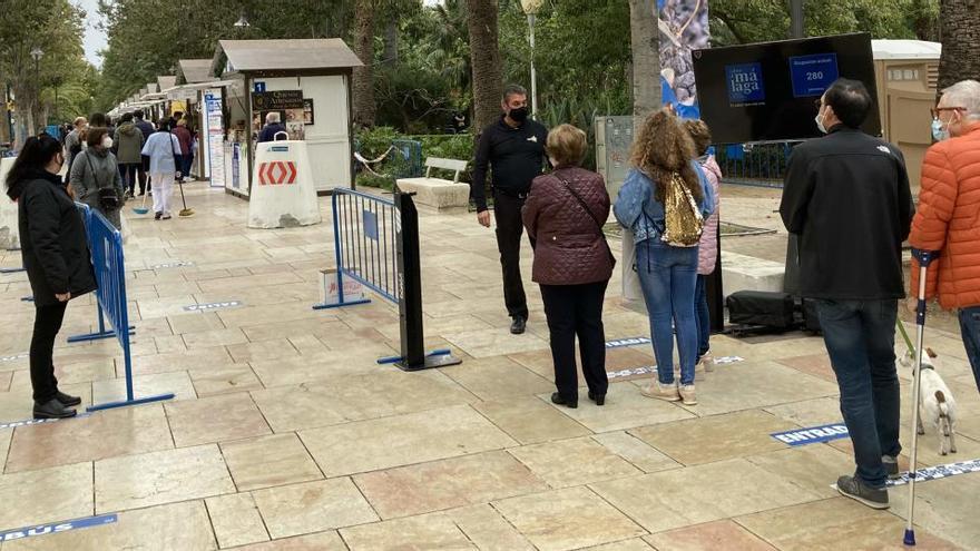 Colas de entrada al paseo del Parque.