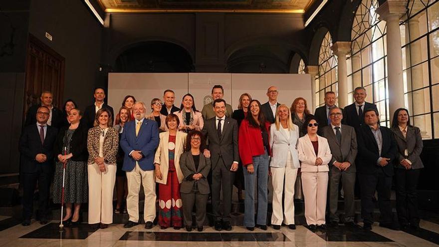 Juanma Moreno escenifica sintonía con la federación de personas con discapacidad Cermi con el 17M de fondo: "Parece que el presidente va a seguir"