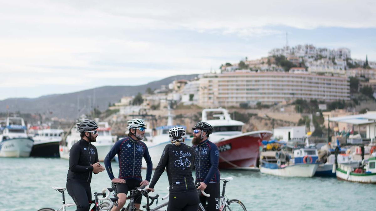 Peñíscola, con sus vistas al Mediterráneo, es un punto de partida ideal para rutas ciclistas que mezclan historia, cultura y naturaleza.